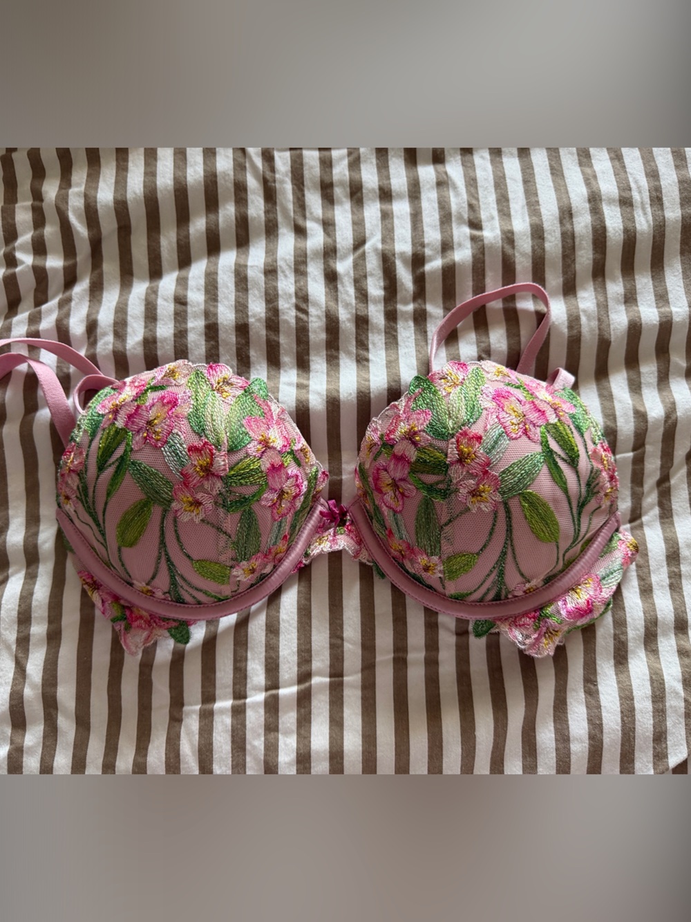 Victoria's Secret Pink Floral Embroidered Dream Angels Push-up Bra